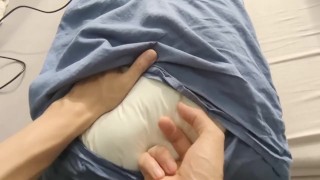 Intenta masajear la almohada con las manos. ASMR