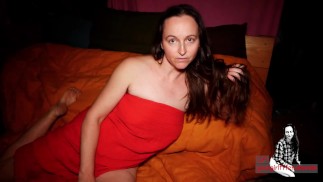 Deine haarige barfüßige MILF-Freundin in Wrap liest ihre eigenen Gedichte nur für dich