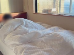 イチャラブ浴衣♡旅館から見える絶景を見ながらバックでガン突きして同時にイッちゃう変態カップル - Screenshot 1 of 16 - Japanese