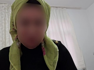 Турецкая зрелая женщина занимается оральным сексом