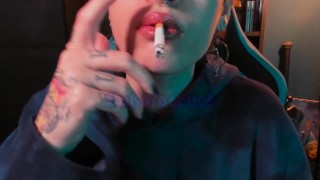 Close-up fumado com lábios castanhos