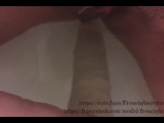 Je pisse sur mon gode pour que ma salope d’esclave le nettoie en le suçant comme une grosse pute!