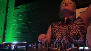 Kinky DJ optreden in BDSM club met Plug in kont