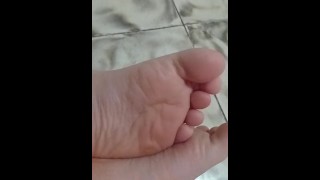 Ik stuur een video van mij die mijn voeten aanraakt zodat hij kan masturberen met me pinay