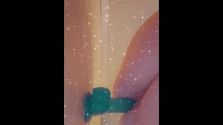 Сексуальная милфа трахает фаллоимитатор в душе