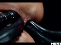 Double Anal Colombian Destroyed by Aliens and filled up - Screenshot 14 of 16 - Petite