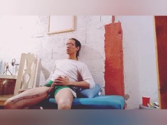 Raba Erre observa los aretes de su verga y eyacula ante un ojo espía