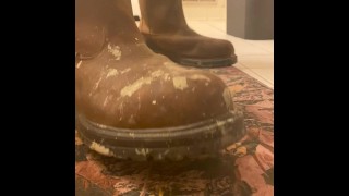 Meando en mis botas de trabajo en el baño