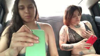 Lesbische Latinas mit großen Ärschen beglücken ihre Fotzen auf Uber
