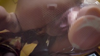 日本人女性のオナニー。仁平姿で特大ディルドを咥えこむおまんこが下から丸見え。ぐちょぐちょ愛液が絡みついてる（個人撮影、素人、自慰行為）