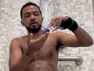 Развлекательная мастурбация в душе спортзала в мой день рождения
