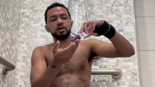 Divertida masturbándose en la ducha del gimnasio en mi cumpleaños