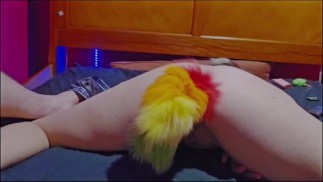 Папа купил мне анальную пробку Raibow FoxTail, он хочет, чтобы я показал ее