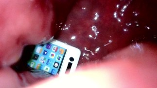 POV - Intentas recuperar tu teléfono de mi culo