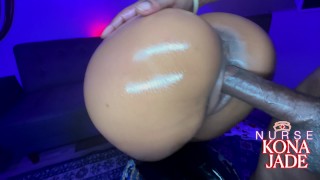 Hot Bubble Butt verpleegster Kona Jade krijgt bbc bezoek