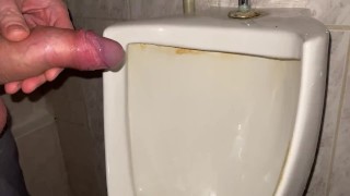 在公共办公室厕所里用大球撒尿我美丽的鸡巴
