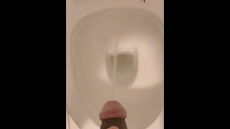 亚洲男孩在浴室里撒尿