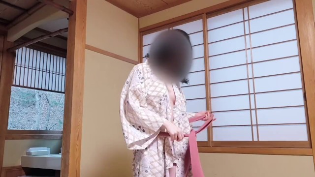 旅館で浴衣脱いでのヌード＆こたつ覗き