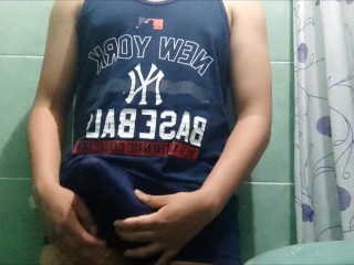 Горячий парень мастурбирует в ванной