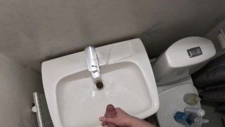 瑞典人混蛋在浴室里，试图保持安静！