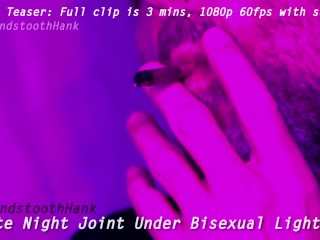 Late Night Joint Onder Biseksuele Verlichting Trailer HoundstoothHank