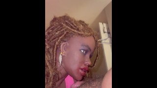 Ebony sexdoll donne une pipe chaude dans un motel et avale une charge de travail