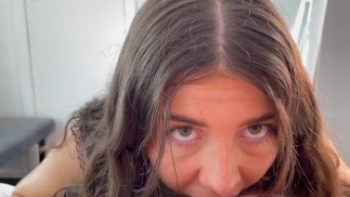 Санни впервые делает минет