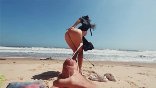 ヌードビーチでの女の子のパブリックが自慰行為をし、足を愛sし、ガイがペニスと絶頂