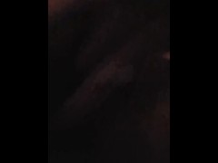 Je me doigte avant le bain a la bougie, rejoins moi !