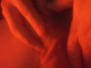 Мужчина нежно прикасается к себе