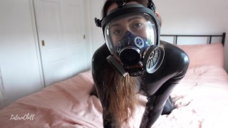 Extrait - Utiliser mon gaz Femdom Gas sur vous masque à gaz en latex catsuit