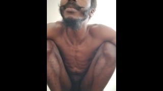 Grote zachte lul - Staande kont Naked na het nemen van een shit voor een douche