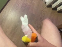 ГРОМКО СТОНЕТ и КОНЧАЕТ в КИСКУ из перчатки. Много спермы