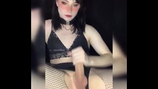 Goth transgender meisje raakt zichzelf aan