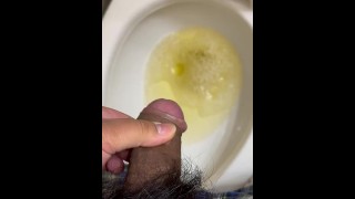 Zachte Aziatische penis wakker geworden pis in toilet