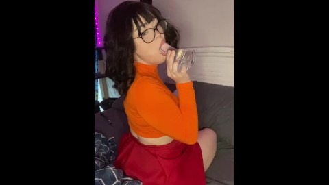 Velma pega um vibrador de 8 polegadas