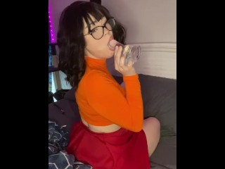 Velma Prend un Gode De 8 Pouces
