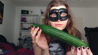 18 jaar oude tiener neukt gigantische komkommer!!  Kleine tieten, verlegen tiener, perfect lichaam amateur tiener