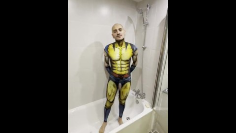 Sexy jongen met een hete douche wrijft over bodypaint