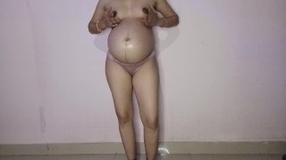 インドの妊娠中の妻の猫のパンピング