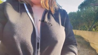 Рискованный!! PAWG показывает своим соседям свои кремовые сиськи