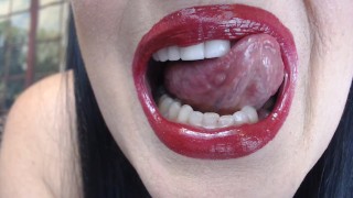 Big Red glanzende overgetrokken lippenstift aanbrengen