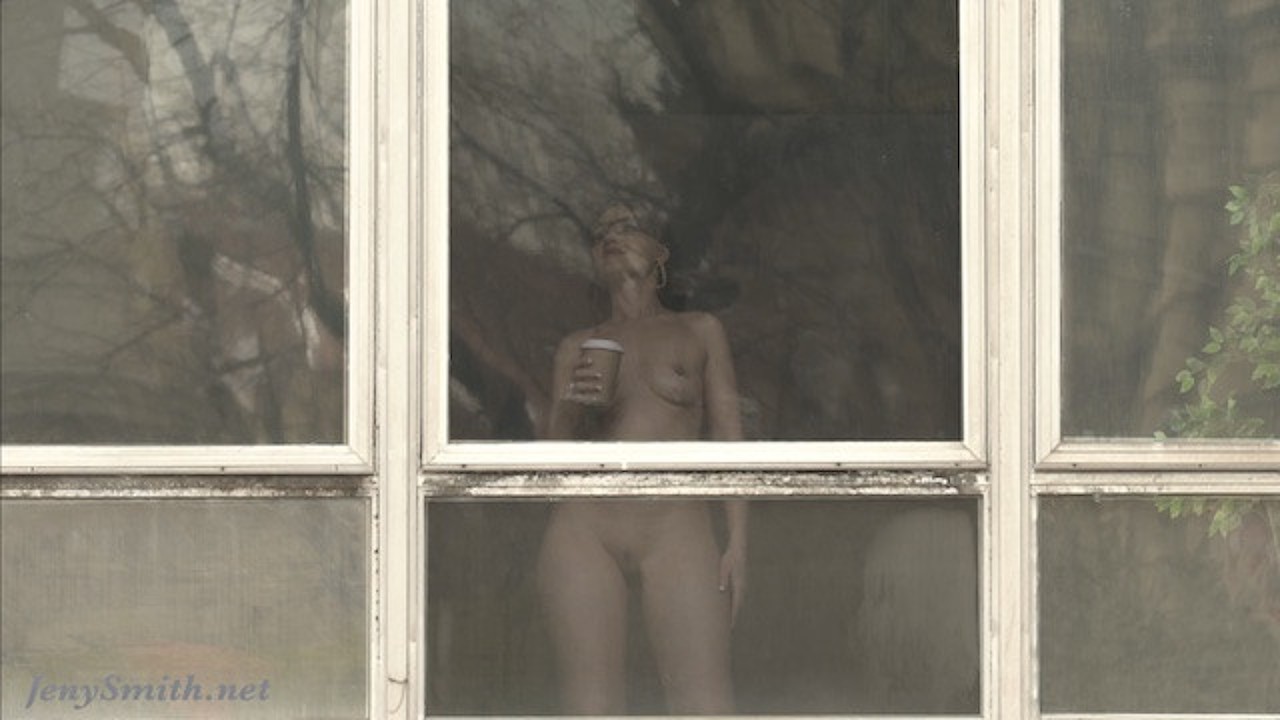 Jespionne ma voisine sexy qui se branle à la fenêtre.