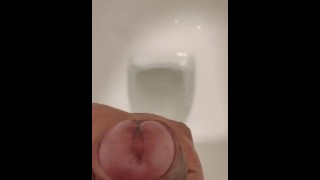 Aziatische jongen masturbeert in de badkamer