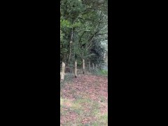 Je marche cul nu, sur un chemin