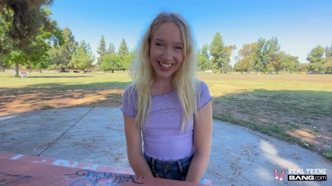 Real Teens - Blonde tiener Kallie Taylor flasht en zuigt in het openbaar voor haar eerste casting