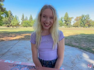 Real Teens - Blonde Tiener Kallie Taylor Flasht En Zuigt in Het Openbaar Voor Haar Eerste Casting