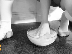 Pee Dough - Screenshot 6 of 16 - Girls Peeing