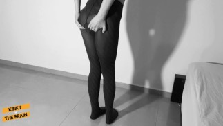 Смачиваю свои темные прозрачные колготки