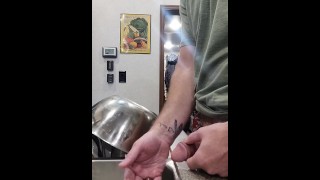 Una orina muy traviesa en el fregadero de la cocina